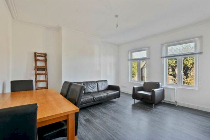 3 Bedroom Apartment To Rent In Brownlow Road, Bounds Green, London, N11