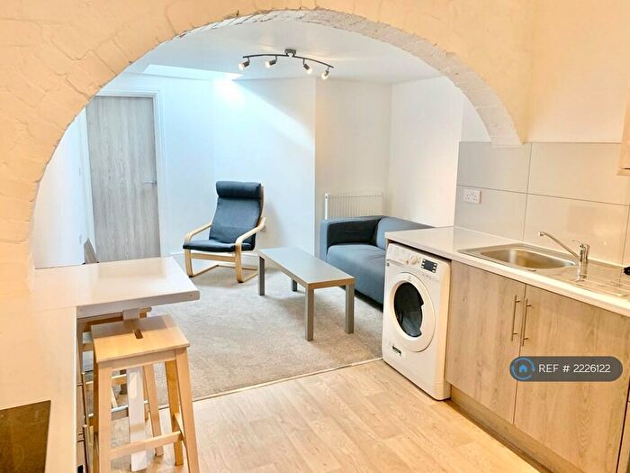 2 Bedroom Flat To Rent In Victoria Street, Exeter, EX4