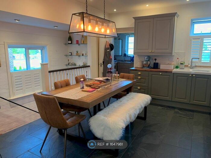 3 Bedroom Flat To Rent In Strickland Row, London, SW18