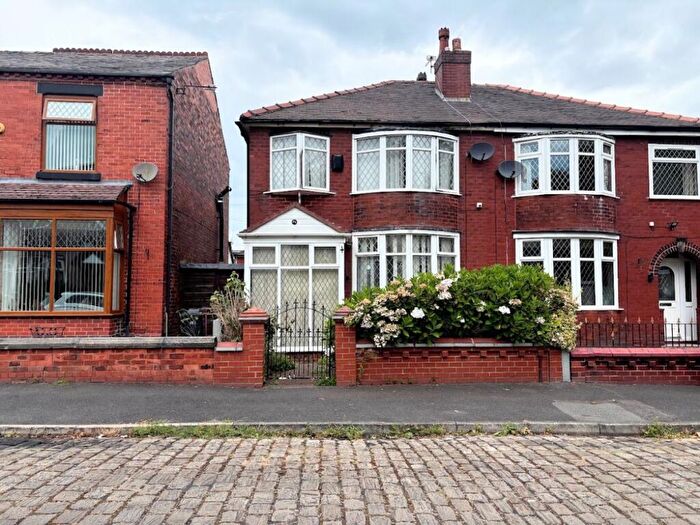 3 Bedroom Semi-Detached House For Sale In Darley Grove, Farnworth, Bolton, BL4