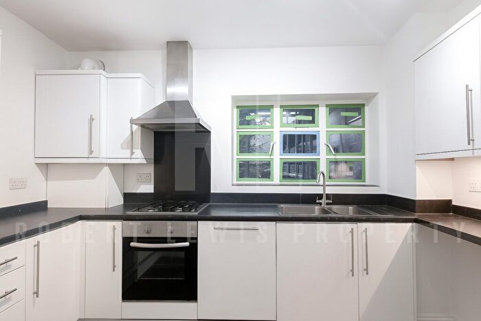 3 Bedroom Flat To Rent In Three Bedroom Apartment – Brookland Rise, London, NW11