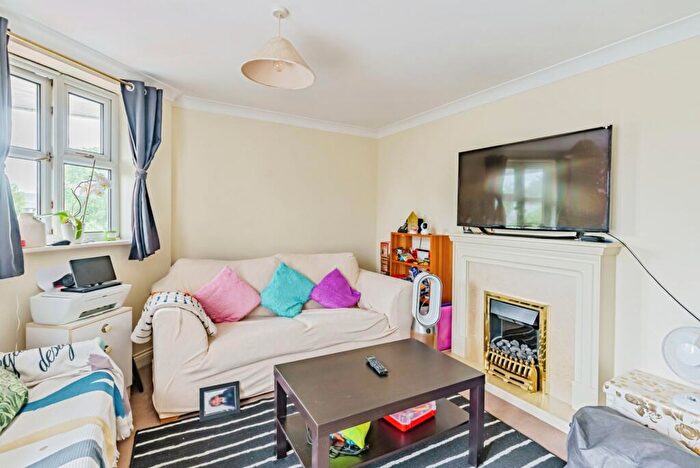 2 Bedroom Flat For Sale In Warwick Road, Redhill, Surrey, RH1