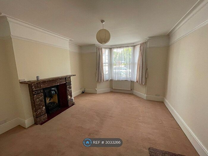 1 Bedroom Flat To Rent In Curzon Road, Maidstone, ME14