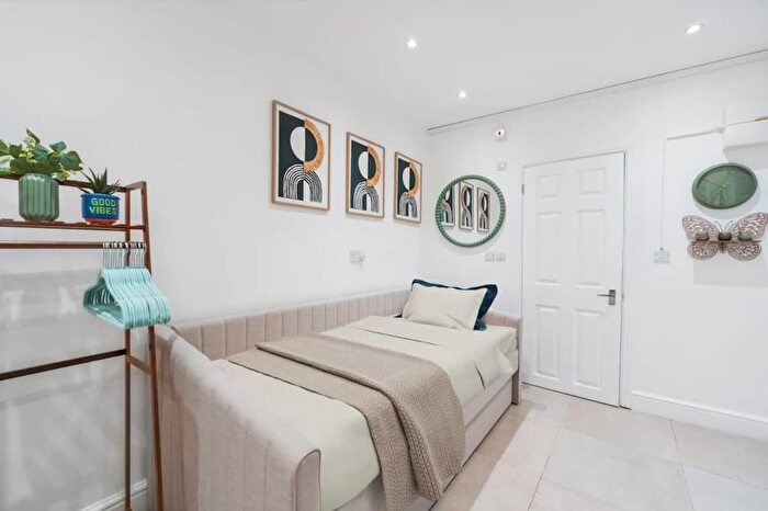 1 Bedroom Studio To Rent In Woodlands, London, NW11