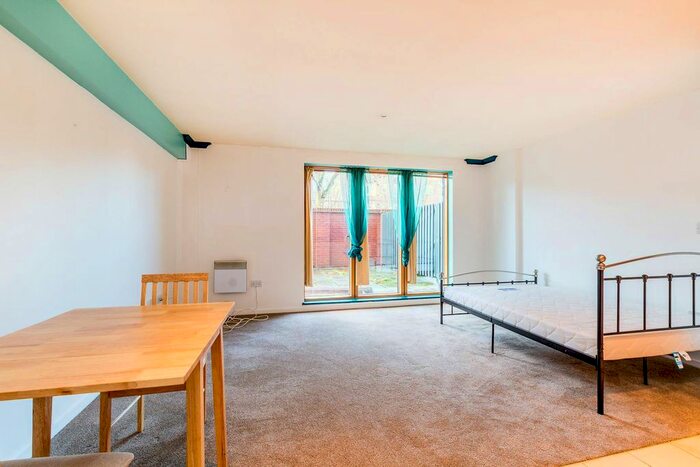 Studio To Rent In London Road, Isleworth, TW7