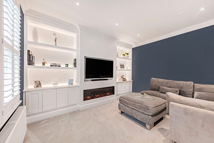 4 Bedroom Detached House For Sale In Clarence Crescent, Sidcup, DA14