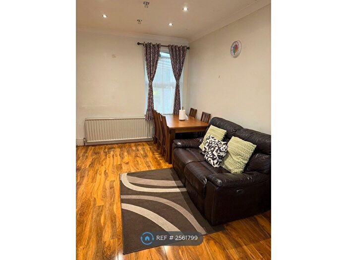 3 Bedroom Detached House To Rent In Tachbrook Road, Feltham, TW14