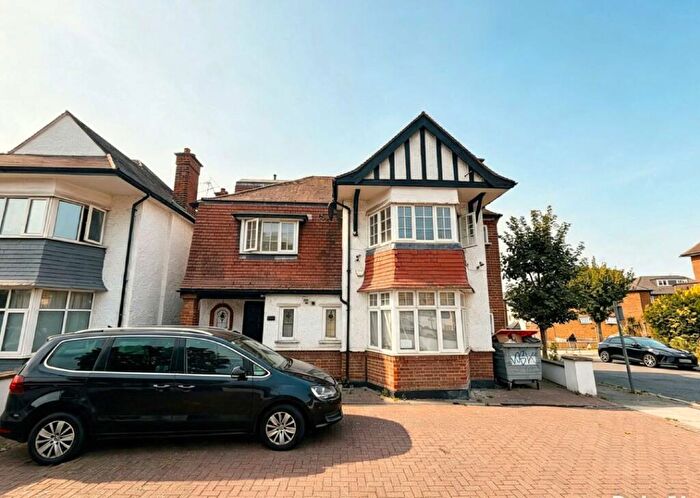 2 Bedroom Flat To Rent In Hendon Way, London, NW4
