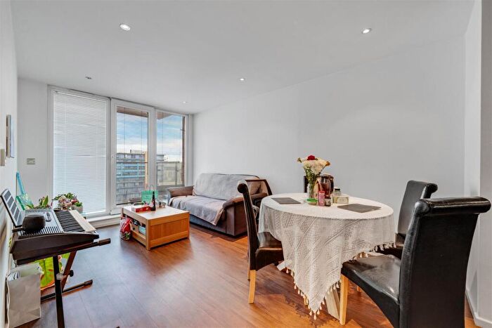 2 Bedroom Apartment For Sale In The Oxygen Apartments, Royal Victoria Dock, E16