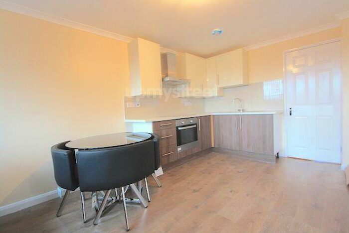 4 Bedroom Flat To Rent In Prichard Court, Holloway, N7