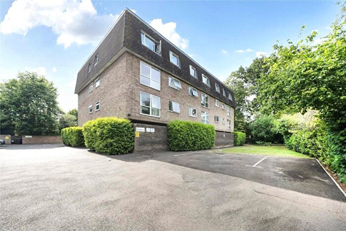 2 Bedroom Flat For Sale In Fairlawns, Addlestone Park, Addlestone, Surrey, KT15
