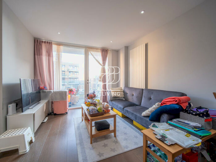 3 Bedroom Flat To Rent In Hamond Court, Queenshurst Square, KT2