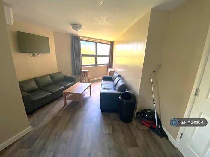 3 Bedroom Flat To Rent In Stokes Croft, Bristol, BS1