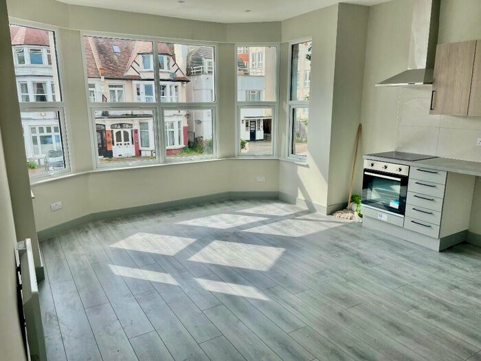 1 Bedroom Flat To Rent In Cobham Road, Westcliff-On-Sea, Essex, SS0