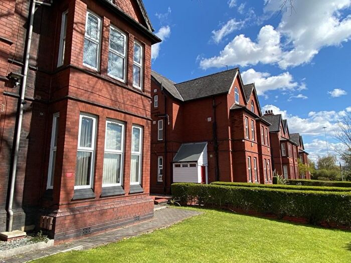 6 Bedroom Semi-Detached House To Rent In Eccles Old Road, Salford, M6