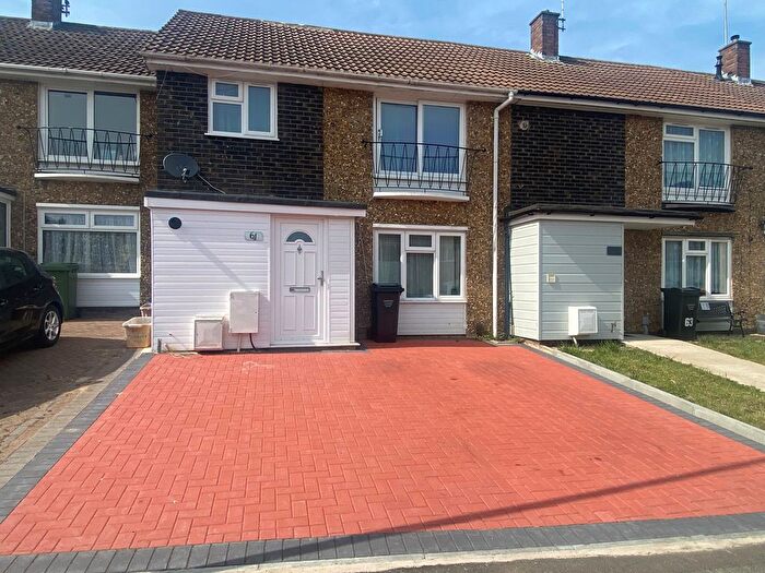 3 Bedroom Property To Rent In Clickett Hill, Basildon, SS14