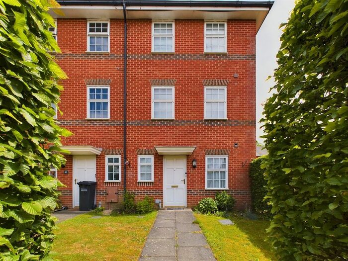 4 Bedroom Town House To Rent In Beckett Road, Coulsdon, CR5
