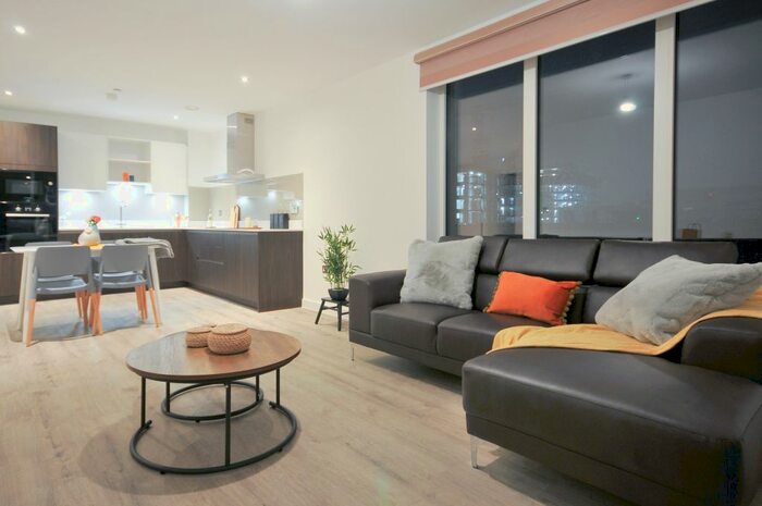 3 Bedroom Flat To Rent In Lockgate Square, Salford, M5