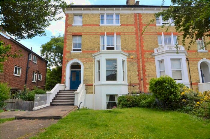 3 Bedroom Flat To Rent In The Barons, Twickenham, TW1