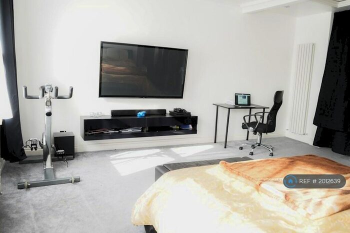 Studio To Rent In Woodstock Road, London, N4