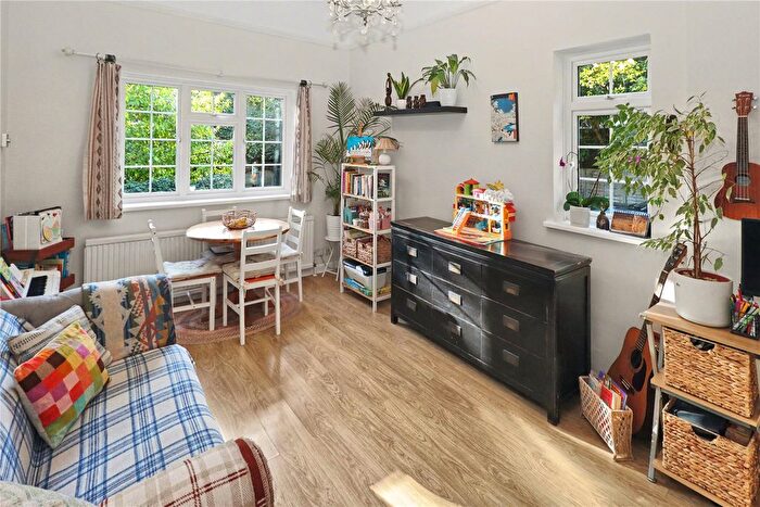 1 Bedroom Flat For Sale In Wych Hill Rise, Woking, Surrey, GU22