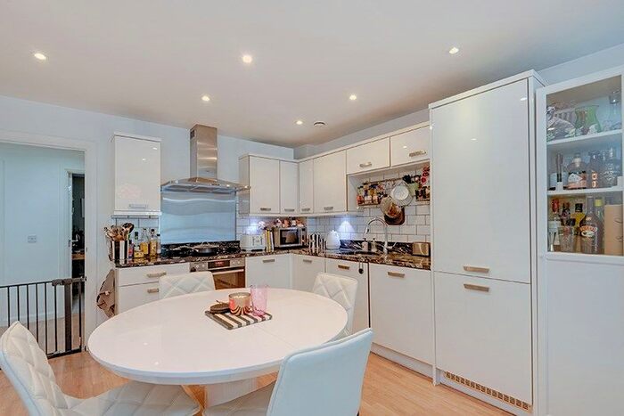 3 Bedroom Flat To Rent In Banister Road, London, W10