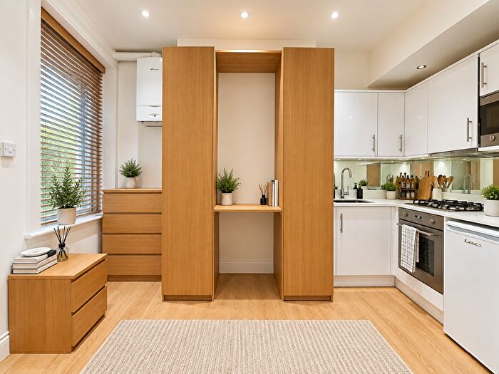 Studio To Rent In Ballards Lane, Finchley, London, N3
