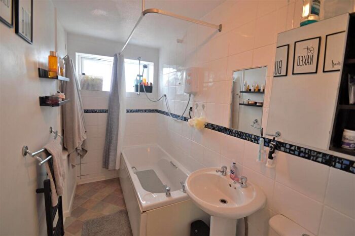 3 Bedroom Semi-Detached House For Sale In Spring Walk, Newport, PO30