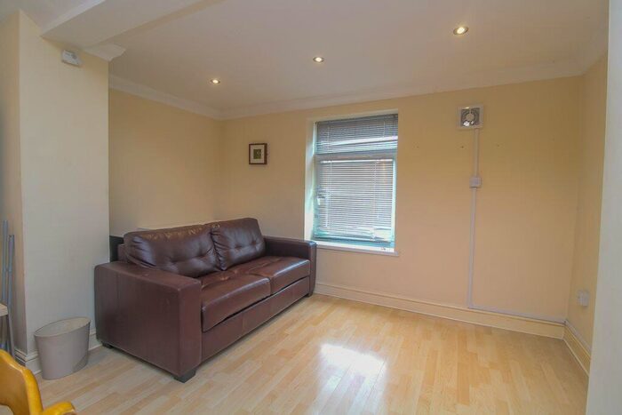 2 Bedroom Flat To Rent In Richmond Road, Roath, Cardiff, CF24