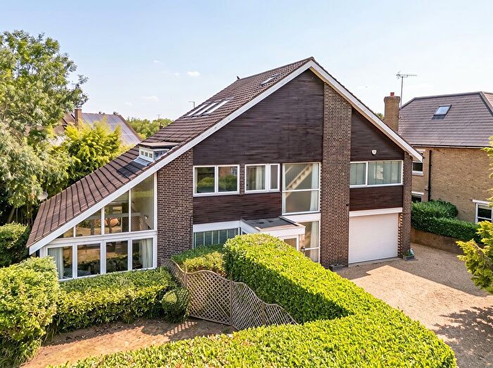 4 Bedroom Detached House For Sale In Drakes Close, Esher, KT10