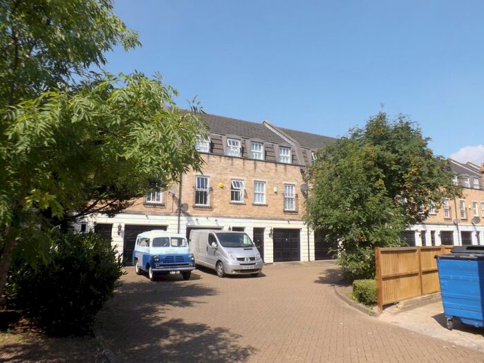 3 Bedroom Town House To Rent In , Heritage Court, SE8