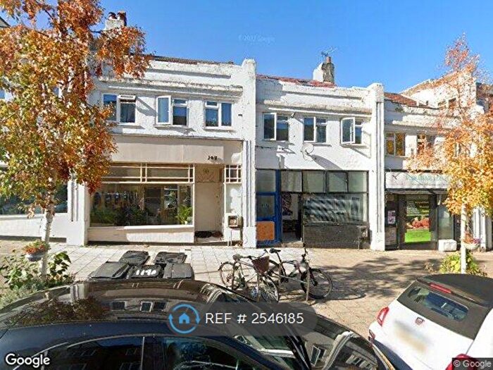 3 Bedroom Flat To Rent In Chiltern Drive, Surbiton, KT5