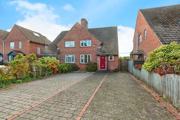 3 Bedroom Semi Detached House For Sale In Lancaster Road, Basingstoke, Hampshire, RG21