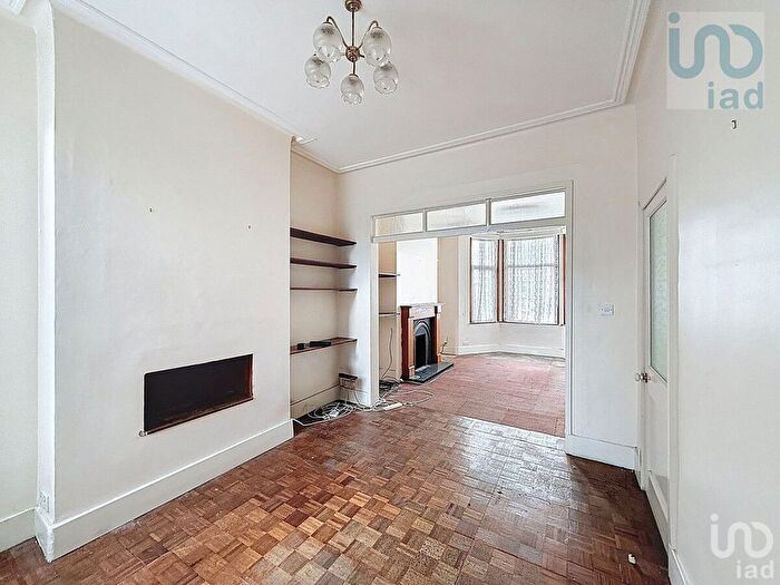 3 Bedroom Terraced House For Sale In Totteridge Road, Enfield, EN3
