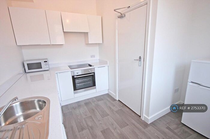 3 Bedroom Flat To Rent In Elm Av, Nottingham, NG3