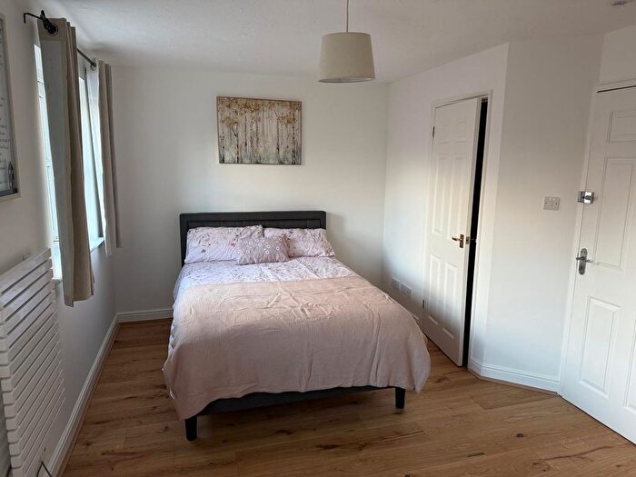 Studio To Rent In Westminster Drive, London, N13