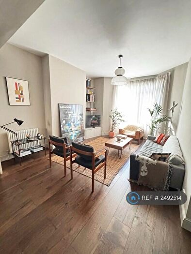 3 Bedroom Flat To Rent In Graham Road, London, E8