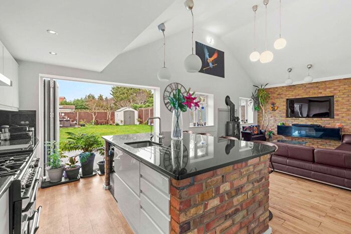 4 Bedroom Detached Bungalow For Sale In Royston Way, Slough, SL1