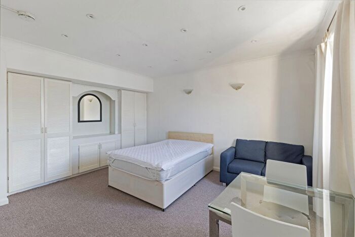 Studio To Rent In Colville Gardens, Notting Hill, W11