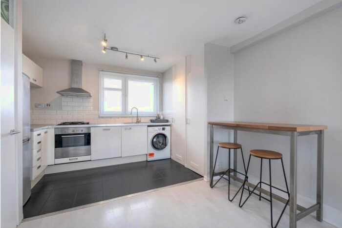 3 Bedroom Flat To Rent In Copthorne Avenue, London, SW12