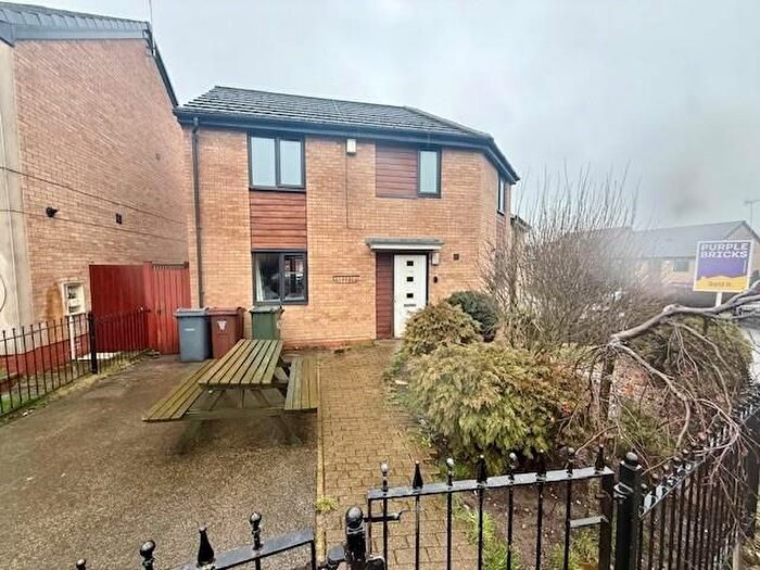 3 Bedroom Semi Detached House For Sale In Roundwood Avenue, Ravenscliffe, BD10