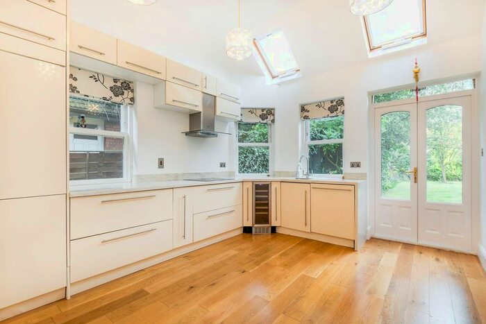 3 Bedroom Flat To Rent In Riverdale Gardens, East Twickenham, Twickenham, TW1