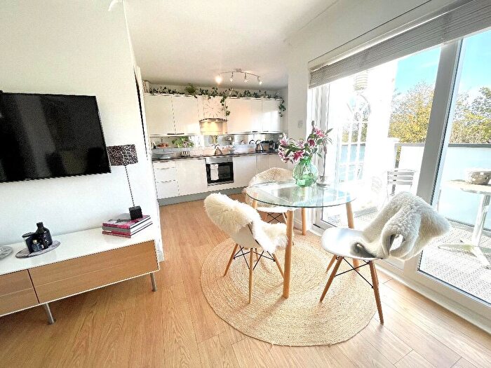 2 Bedroom Flat To Rent In Letham Court, Newlands, Glasgow, G43