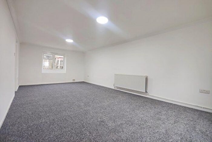 3 Bedroom Semi-Detached House To Rent In Bankside, Birmingham, B43