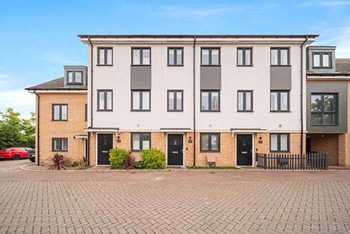 3 Bedroom Semi Detached House For Sale In Fairlawn Crescent, Greenhithe, Kent, DA9