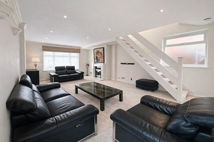 4 Bedroom Detached House To Rent In Badgers Copse, Worcester Park, KT4