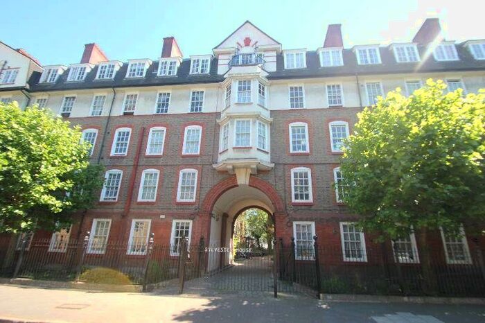 Flat To Rent In Sylvester Road, Hackney Central, E8