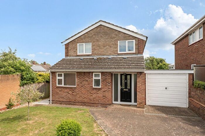 3 Bedroom Detached House For Sale In Robin Hill, Bedford, MK41
