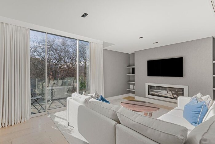 3 Bedroom Flat To Rent In Green Street, London, W1K