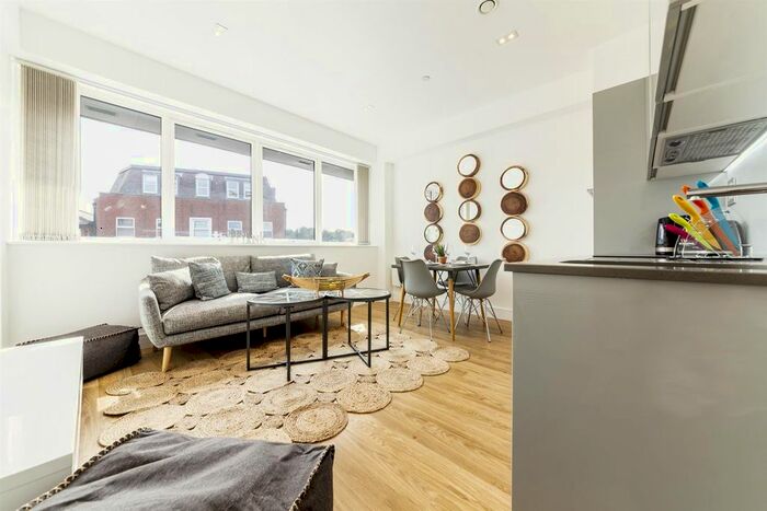 1 Bedroom Flat To Rent In Essex House, Fairfield Road, Brentwood, CM14